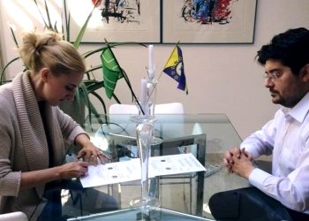 La République royale de Ladonie et l’Empire d’Angyalistan nouent des relations diplomatiques