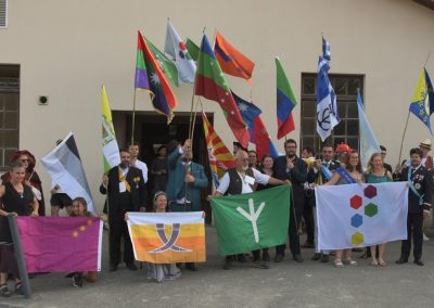 Photo de groupe devant la salle de conférences du Sommet